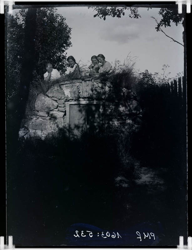 klaasnegatiiv, Anete, Linda ja Helmi Kuuramatsi keldri katusel, Lõõla 1924.a. paiku