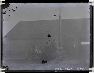 klaasnegatiiv, viljapeks Kuuramatsi küünis, Lõõla 1930.a. paiku  duplicate photo