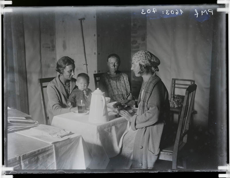 klaasnegatiiv, Kuuramatsi söögilaua taga, Lõõla 1920-30.a. paiku