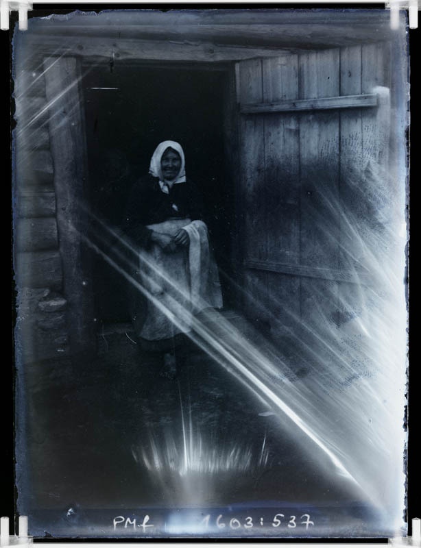 klaasnegatiiv, Ann Tohvelman Kuuramatsi lauda ukse ees, Lõõla 1925.a. paiku