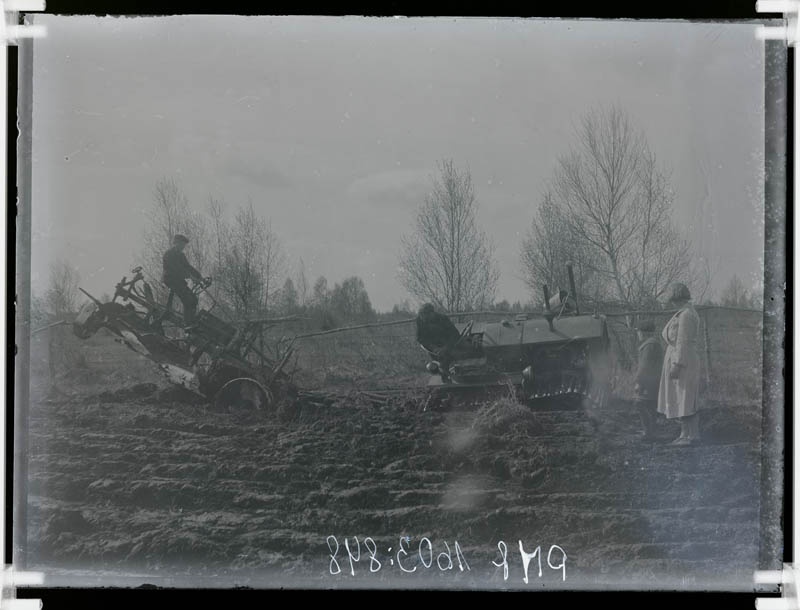 klaasnegatiiv, traktor Kuuramatsil kännu taga kinni, Lõõla 1935.a.