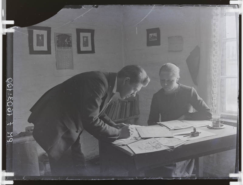 klaasnegatiiv,Johannes Tohvelmann oma raamatupidamisega Kuuramatsil Lõõlas 1932.a.