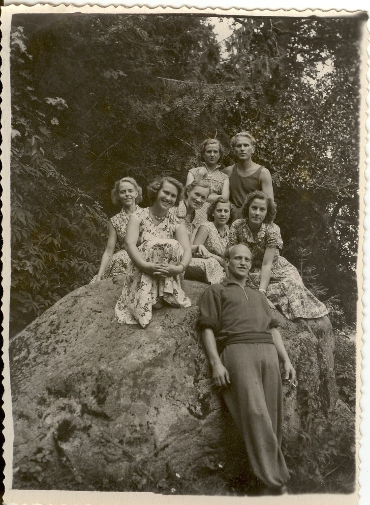 foto, 8 inimest suurel kivil Võsul 1956.a., teiste seas Helmi Riesen ja Dagmar Juurikas