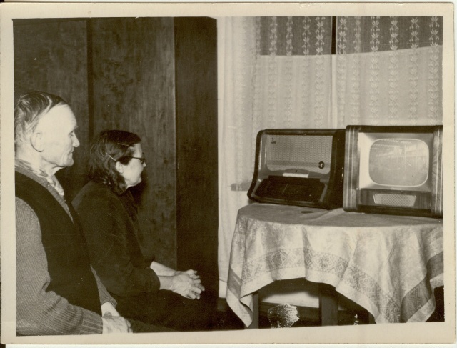 foto, Eduard ja Aliine Mikser televiisorit vaatamas Lõõla 1971