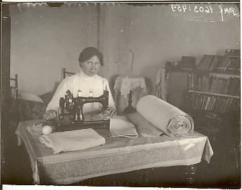 klaasnegatiiv, Anna Õunapuu Vahemetsa talust õmblusmasina taga 1912.a.