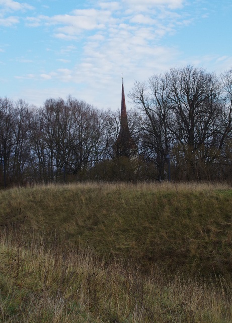 Rakvere Vallimägi, vaade kiriku poole rephoto