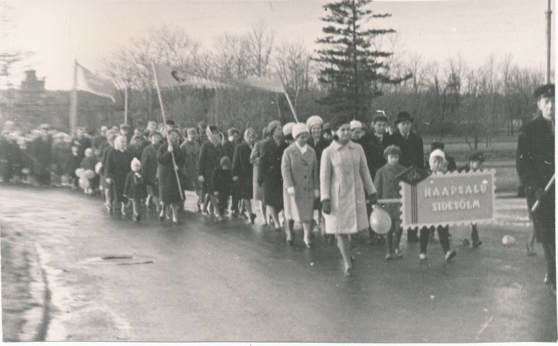 Foto. Suure Sotsialistliku Oktoobrirevolutsiooni 50. aastapäeva pidustused Haapsalus. Haapsalu sidesõlme töötajad rongkäigus. 1967.