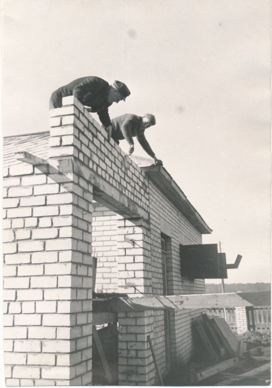 Foto. Staadionihoone ehitamine Haapsalus laupäevakul 12. aprillil 1969.
