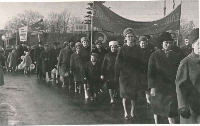 Foto. Suure Sotsialistliku Oktoobrirevolutsiooni 50. aastapäeva pidustused Haapsalus. Rongkäik. 1967.