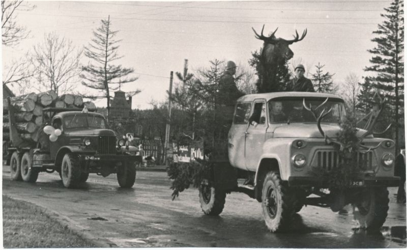 Foto. Suure Sotsialistliku Oktoobrirevolutsiooni 50. aastapäeva pidustused Haapsalus. Dekoreeritud autod rongkäigus. 1967.