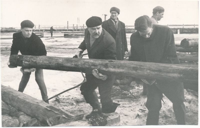 Foto. Vormsi sadamasilla ehitamine Haapsalus laupäevakul. 12. aprillil 1969.