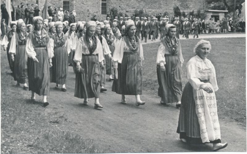 Foto. Lauljad jõuavad lossiparki Oktoobrirevolutsiooni 50. aastapäevale pühendatud laulupeo ajal. Ees paremal koorijuht Aade Nurme. 1967.