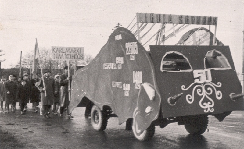 Foto. Suure Sotsialistliku Oktoobrirevolutsiooni 50. aastapäeva pidustused Haapsalus. Lihula sovhoosi dekoreeritud sõiduk rongkäigus. 1967.