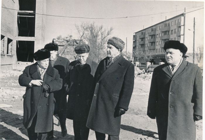 Foto. ENSV Ministrite Nõukogu esimees Valter Klauson koos rajooni juhtidega tutvumas Haapsalu uute ehitustega 1972.a.