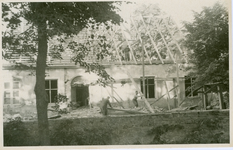 Foto. Haapsalu Muuseumihoone remonttööd. Õuevaade 1949. a. suvel.
