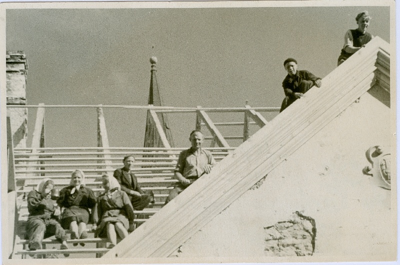 Foto. Haapsalu Muuseumihoone remonttööd. Katusevahetus 1949. a. suvel.