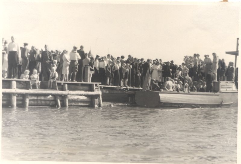 Foto. Sõja-merelaevastiku päev Haapsalus 24. 07. 1949. Rahvas seisab paadisillal, mille ääres ankrus mootorpaat.