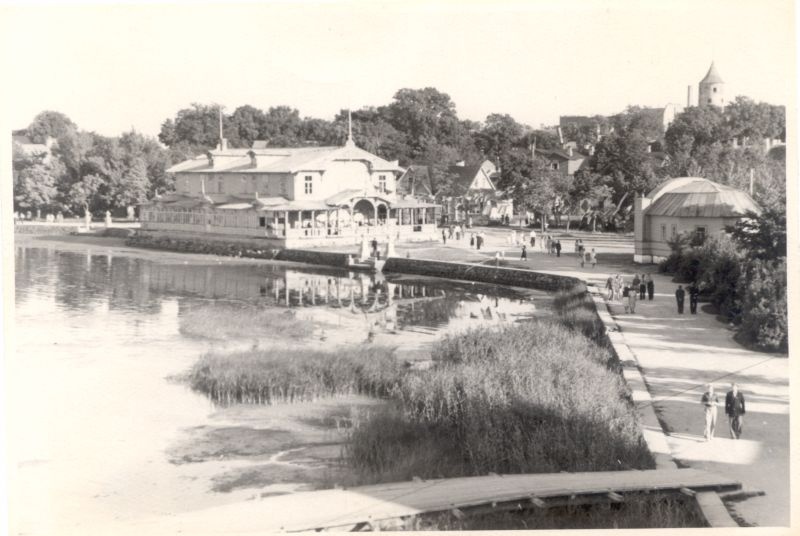 Foto. NSVL sõja-merelaevastiku päeva tähistamine Haapsalus 24. 07. 1949. Rahvas promenaadil.