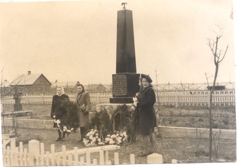 Foto. Haapsalu töötajate esindus asetab pärgi Suures Isamaasõjas langenute mälestusmärgi jalamile 7.11.1949.