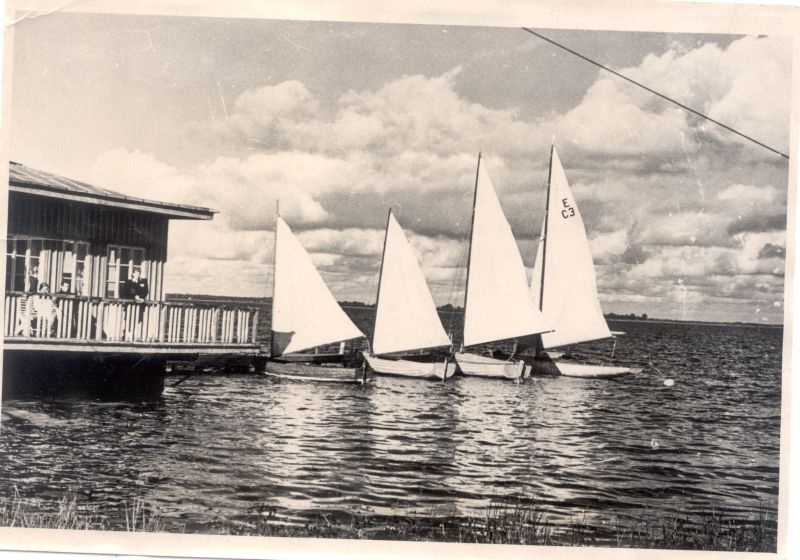 Foto. Purjekad Haapsalu Tagalahel jahtklubi silla lähedal. 1949.