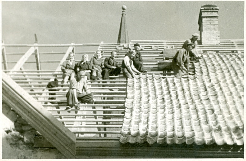 Foto. Haapsalu Muuseumihoone remonttööd. Katusevahetus 1949. a. suvel.