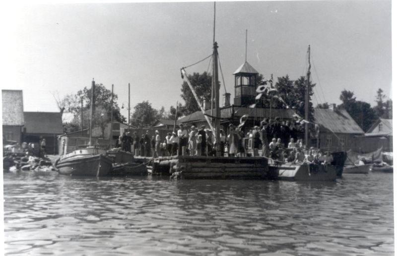 Foto. Sõjalaevastikupäeva tähistamine Haapsalus 24. 07. 1949. Vaade lahelt jahtklubi sillale Vana - Sadamas.