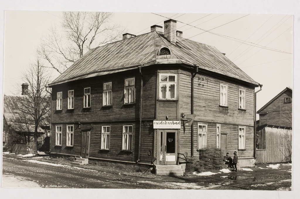 Tartu, Herne 35. The house is located at the crossing point of Herne and Kartuli Street. The house has a food store.