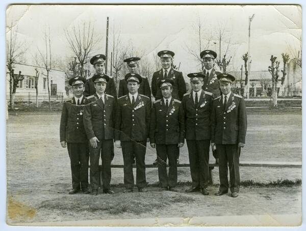 Grupifoto. Tartu garnisoni lennuväelased paraadvormis, 9.05.1973.a. II reas paremalt 2. on Sergei Ivanovitš Kuznetsov.