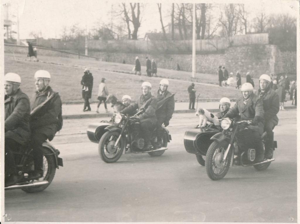 Tartu Gaasivabrik. Gaasivabriku töötajatest jahimehed paraadil. 1960ndatel.