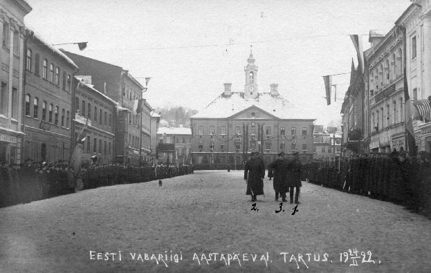 Eesti Vabariigi aastapäev: paraad. Tartu Raekoja plats, 24.02.1922.