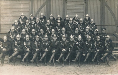 Grupifoto. Tartu tuletõrjujad paraadvormis, 1920.-1930ndatel.  similar photo