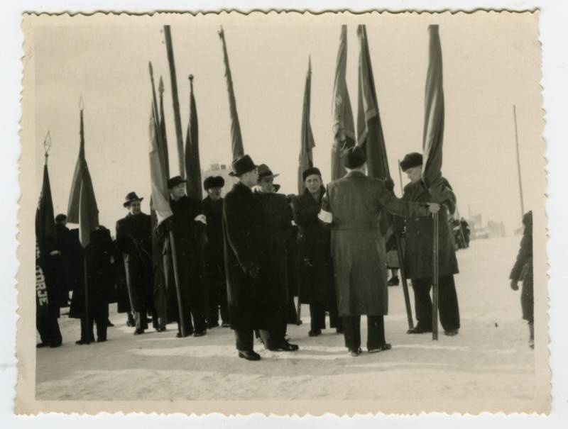 Oktoobriparaad. Meditsiinitöötajad rongkäigus, käes lipud.  Tartu,  1950-1960.