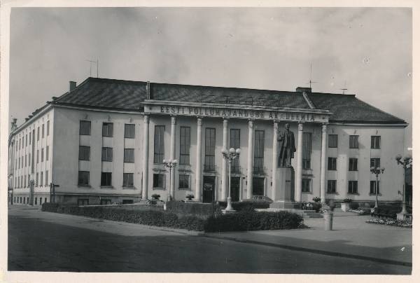 EPA peahoone, selle ees Lenini mälestusmärk. Tartu, 1960-1965. Foto E. Selleke.