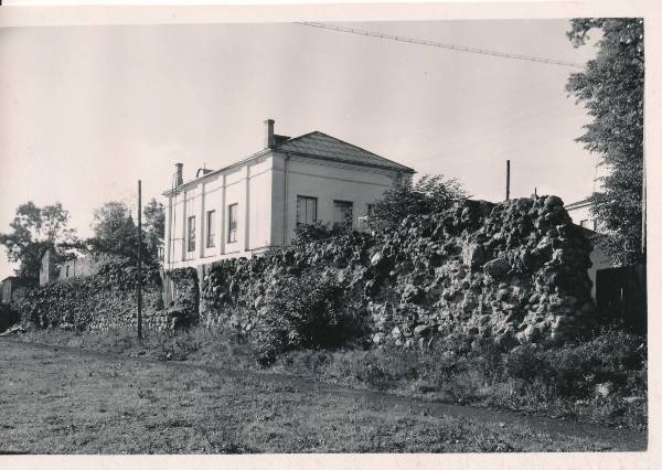 Tartu keskaegne linnamüür Oktoobri puiestee ääres. 1959.