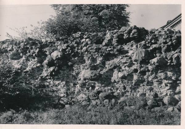 Tartu keskaegne linnamüür Oktoobri puiestee ääres.  1959.a.