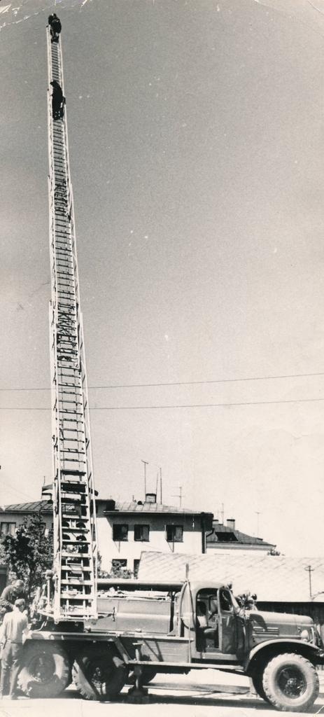 Tartu Tuletõrje uus hüdrauliline redel. 1967