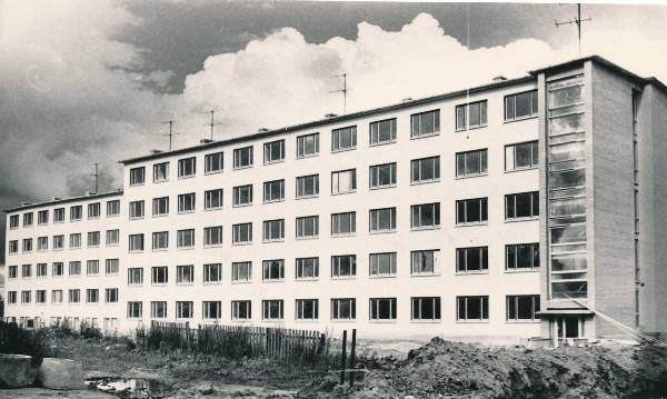 Tartu Ehitustrusti töötajate uus elamu Ropka linnaosas (Vasara t). Tartu, 1967.