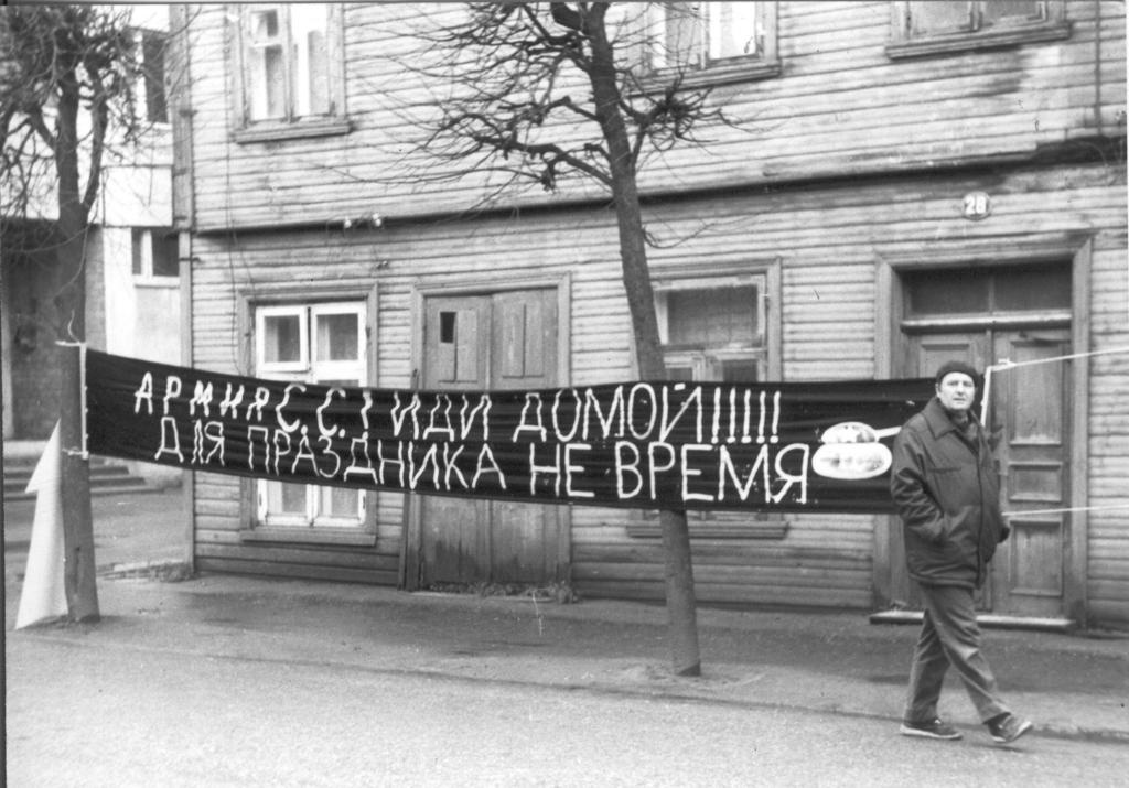 Foto 8.novembril 1990.a. SSOR-iaastapäeva üritus, loosung  koos mehega Kreutzwaldi t. 28