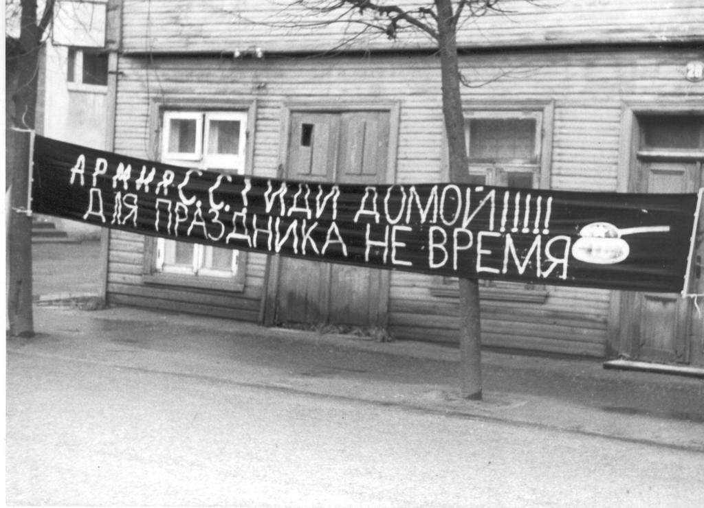 Foto 8.novembril 1990.a. SSOR-i aaastapäeva üritus, loosung NA  kojuminekuks Kreutzwaldi tn. 28.