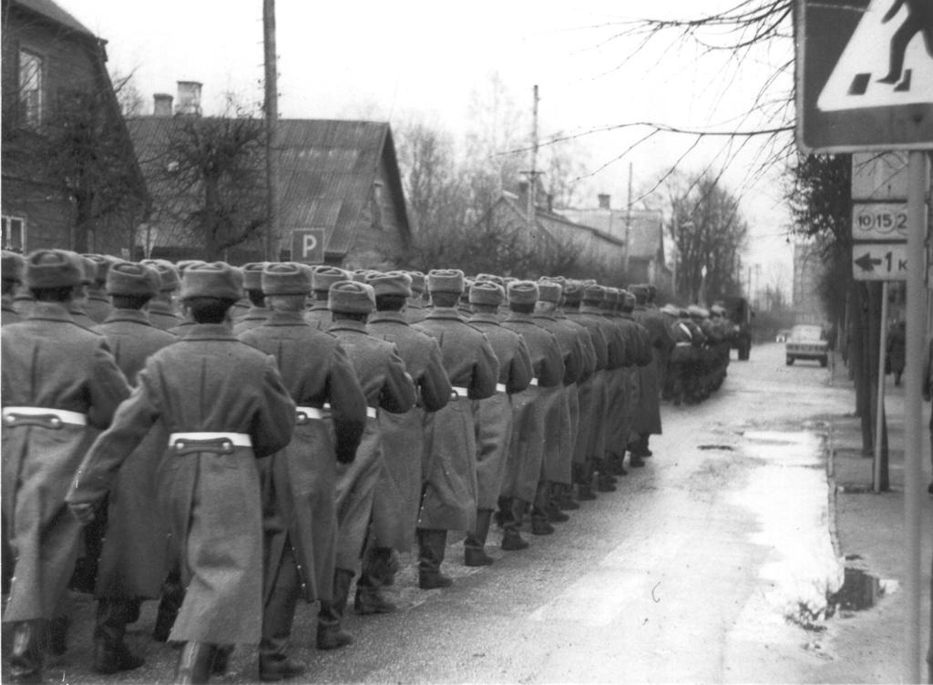 Foto 8.novembril 1990.a. tankiväelaste paraadmarss Kreutzwaldi t. SSOR-i aastapäeval.