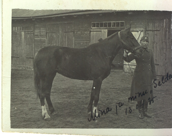 Foto. Jaan Kalliver Tondil 10-kuulistel ratsakursustel 13.aprillil 1935.a. oma hobuse Seldaga.