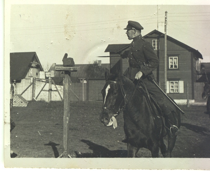 Foto. Jaan Kalliver Tondil 10-kuulistel ratsakursustel 1935.a. (Paremale raiu)