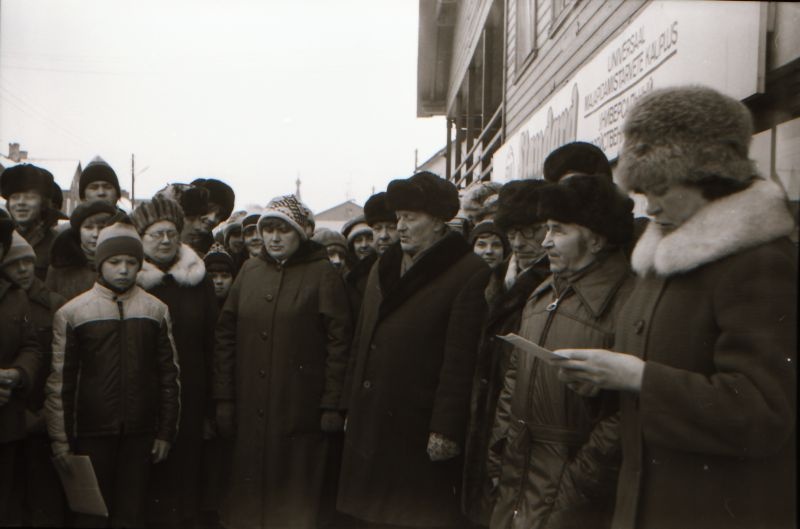 Negatiiv. 1906.a revolutsiooni sündmuste mälestustahvli avamine Lihulas. Kõne. 24.02.1981.