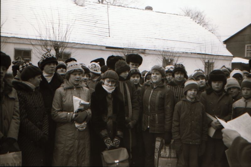 Negatiiv. 1906.a revolutsiooni sündmuste mälestustahvli avamine Lihulas. Kuulajaskond. 24.02.1981.