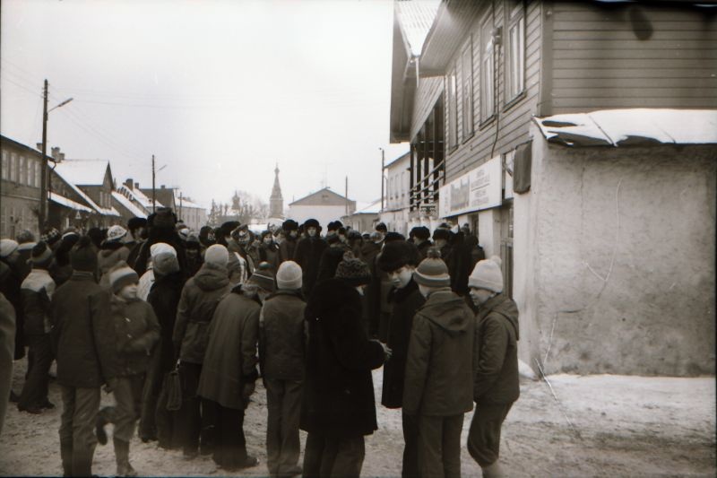 Negatiiv. 1906.a revolutsiooni sündmuste mälestustahvli avamine Lihulas. Tänavale kogunenud inimesed, enamuses lapsed. 24.02.1981.