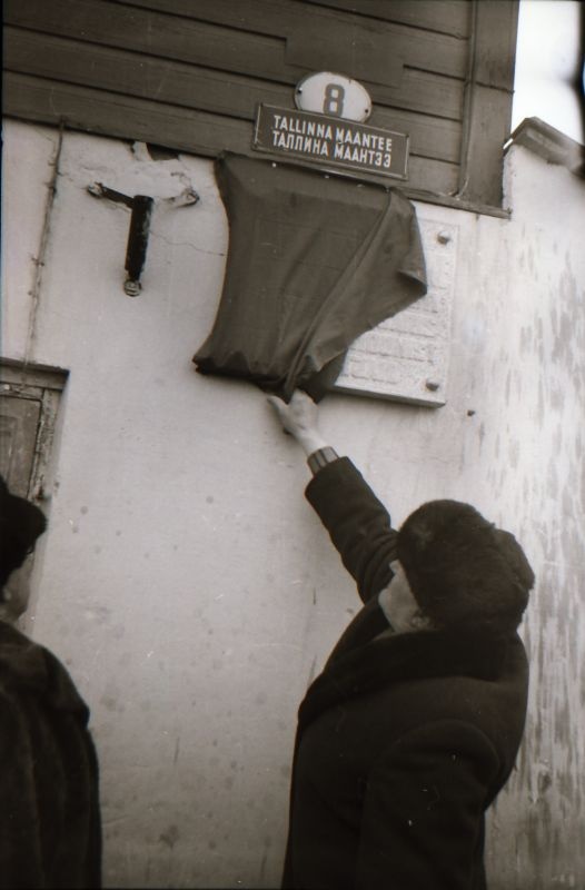 Negatiiv. 1906.a revolutsiooni sündmuste mälestustahvli avamine Lihulas. Katte eemaldamine. 24.02.1981.