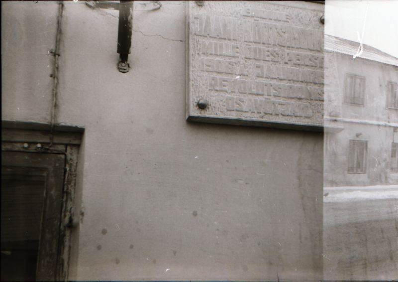 Negatiiv. 1906.a revolutsiooni sündmuste mälestustahvli avamine Lihulas.  24.02.1981.