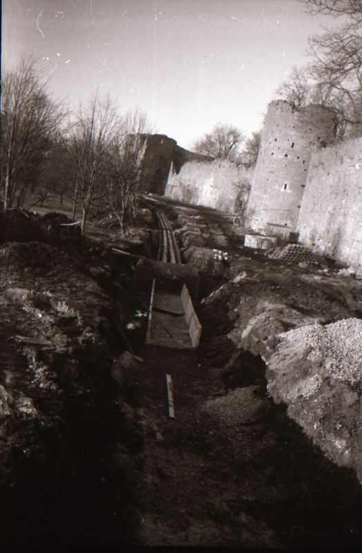 Negatiiv. Soojustrassi kaevamine Haapsalus. 10-11.04.1981.a.