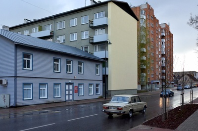 Foto 8.novembril 1990.a. vene dessantväe paraadmarss Kreutzwaldi t. 28  SSORi-aastapäeva puhul rephoto