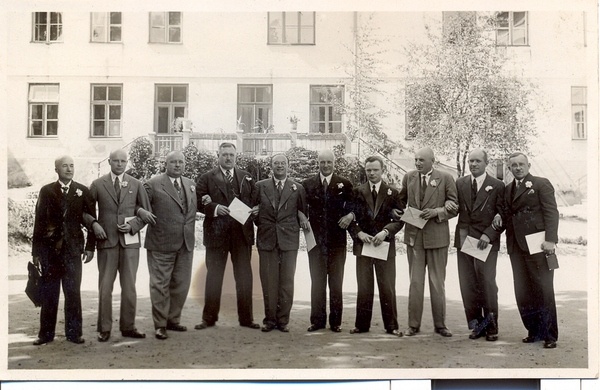 Foto Tartu Reaalkooli 1910. a. abituriendid mais 1935 kooli õues